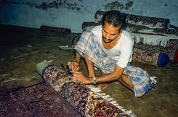 Agra;-Carpet;-Crafts;-Craftsman;-Craftsmanship;-Finishing;-Floral-patterns;-Fringes;-Hand-knotted-carpet;-India;-Kaleidos;-Kaleidos-images;-La-parole-à-limage;-Rolled-carpet;-Shears;-Stories-Pictures;-Tarek-Charara;-Trimming;-Uttar-Pradesh;-Workshop
